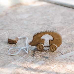 Håndlaget treleke – musikk pinnsvin i Eik – Den Lekende Skomager