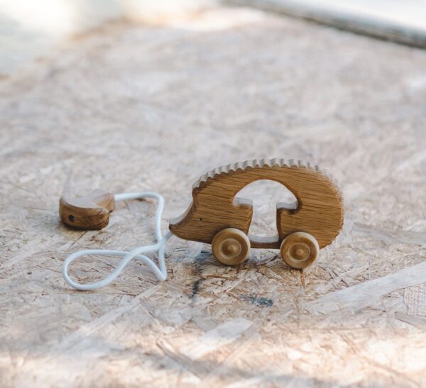 Håndlaget treleke – musikk pinnsvin i Eik – Den Lekende Skomager