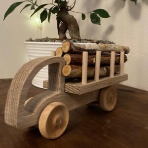 Håndlaget treleke – Tømmerbil i tre – Den Lekende Skomager
