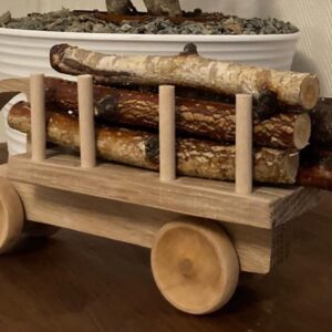 Håndlaget treleke – Tømmerbil – Den Lekende Skomager