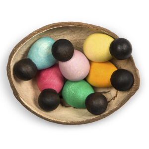 Grapat Baby Nins Dark håndlagde trefigurer i mørke naturfarger for åpen lek