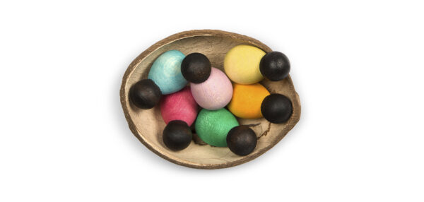 Grapat Baby Nins Dark håndlagde trefigurer i mørke naturfarger for åpen lek